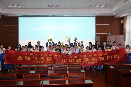 会议室里的人们
中度可信度描述已自动生成